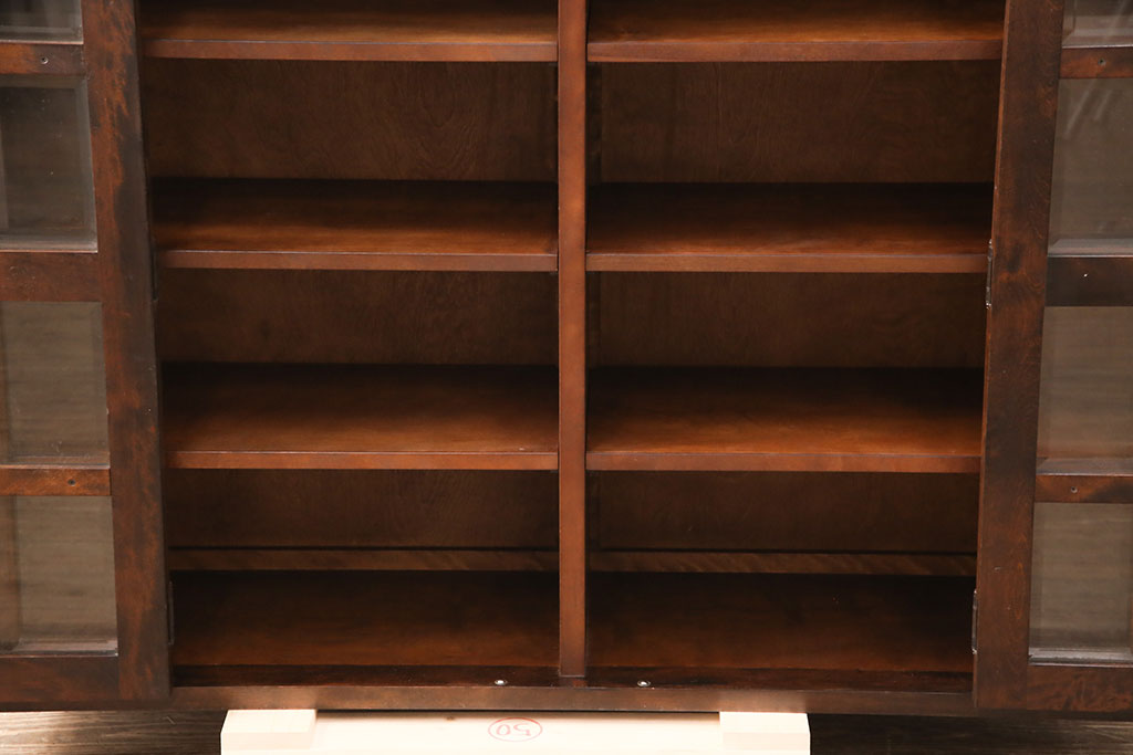 中古　北海道民芸家具　脚(台輪)付きリメイク　落ち着きのある色合いとクラシカルな佇まいが魅力のサイドキャビネット(収納棚、飾り棚、本箱、ブックケース)(R-051020)