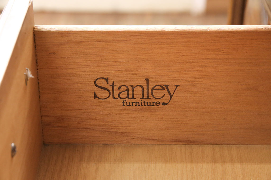 中古　美品　アメリカ　スタンレー社(stanley)　凝ったつくりが魅力的な照明付きのキャビネット(収納棚、戸棚)(R-051027)