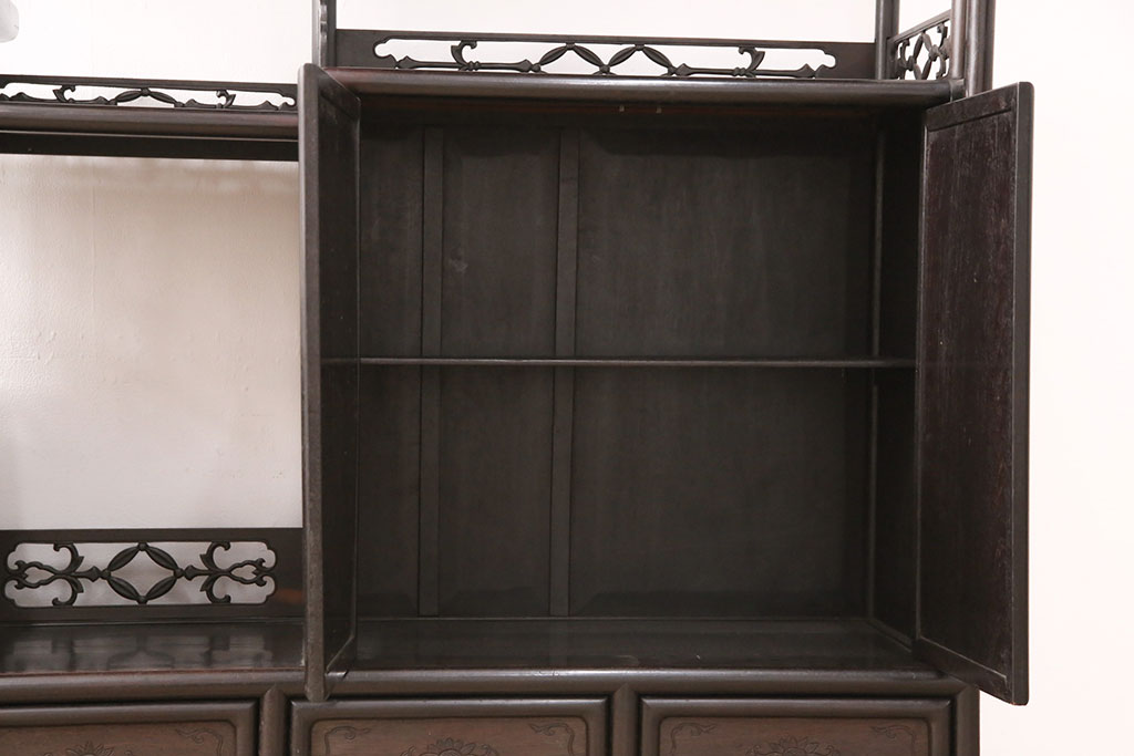 和製アンティーク　時代物　本シタン材　希少品!繊細な彫り装飾が見事な大型の飾り棚(茶棚、収納棚、戸棚)(R-051037)