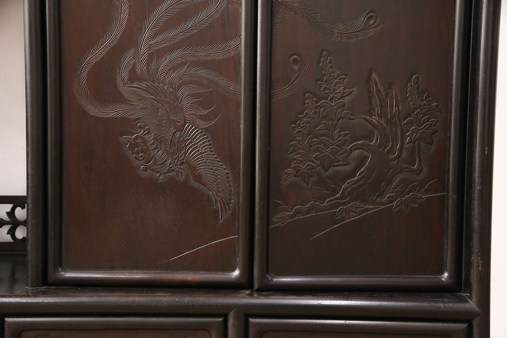 和製アンティーク　時代物　本シタン材　希少品!繊細な彫り装飾が見事な大型の飾り棚(茶棚、収納棚、戸棚)(R-051037)