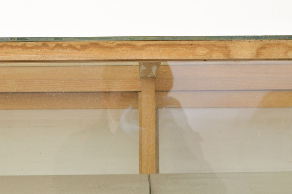和製アンティーク　ナラ材の素朴な木肌がレトロな雰囲気を演出するガラスケース(収納棚、陳列棚、ショーケース)(R-051055)