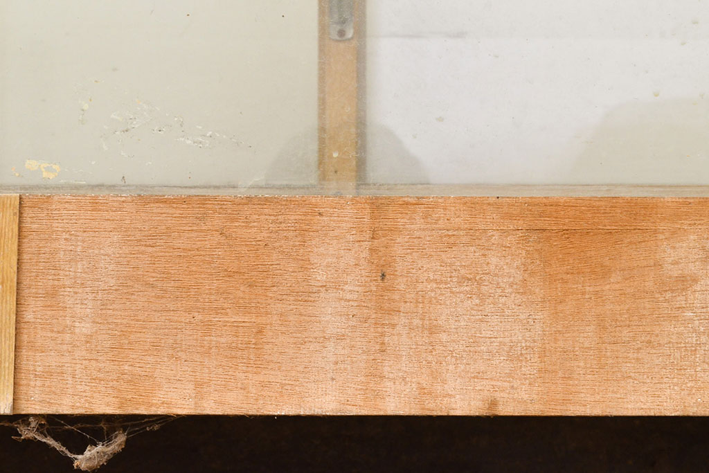 和製アンティーク　ナラ材の素朴な木肌がレトロな雰囲気を演出するガラスケース(収納棚、陳列棚、ショーケース)(R-051055)