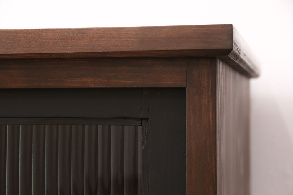 ラフジュ工房オリジナル　和製アンティーク　古建具リメイク　黒のペイントカラーがきりっとしたかっこ良さを演出する収納棚(戸棚、キャビネット)(R-051077)