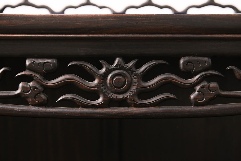 和製ヴィンテージ　総黒檀(コクタン)材　珍しいデザインを楽しめる上品な佇まいの飾り棚(茶棚、収納棚、ビンテージ)(R-051089)
