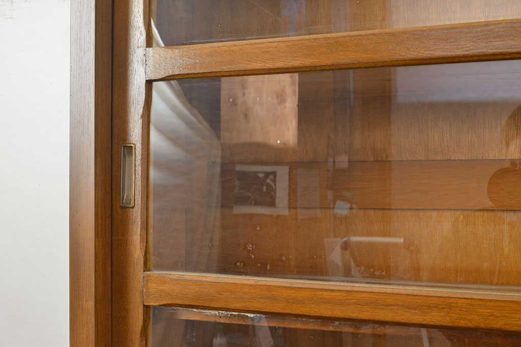 和製アンティーク　前面ナラ材　すっきりとした佇まいのレトロな重ねガラス戸棚(収納棚、キャビネット、食器棚)(R-051114)