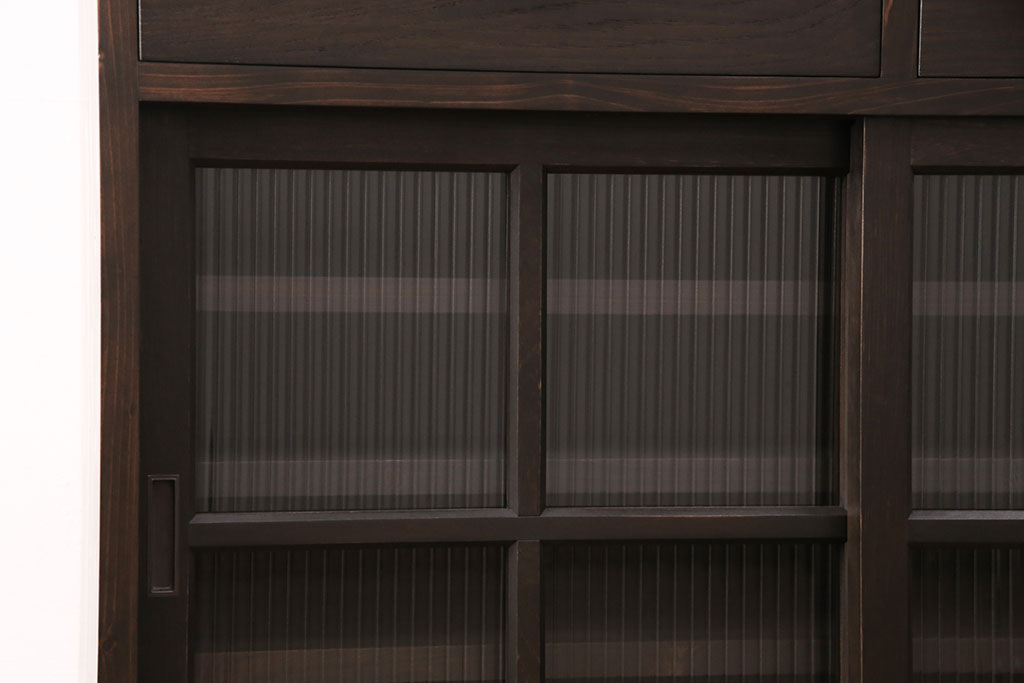 【オーダー家具実例】ラフジュ工房オリジナル商品を参考に水屋箪笥をご希望のサイズで新規製作しました。引き戸にはモールガラスを使用、下段には4杯の引き出しを設置。色味も当店商品を参考に仕上げました。(食器棚、収納棚、戸棚、キャビネット)