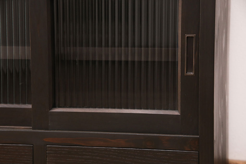 【オーダー家具実例】ラフジュ工房オリジナル商品を参考に水屋箪笥をご希望サイズで新規製作!引き戸にはモールガラスを使用、下部には2杯の引き出しを設けました。色味も当店商品を参考に落ち着きのある茶色で仕上げました。(収納棚、食器棚、キャビネット、戸棚)