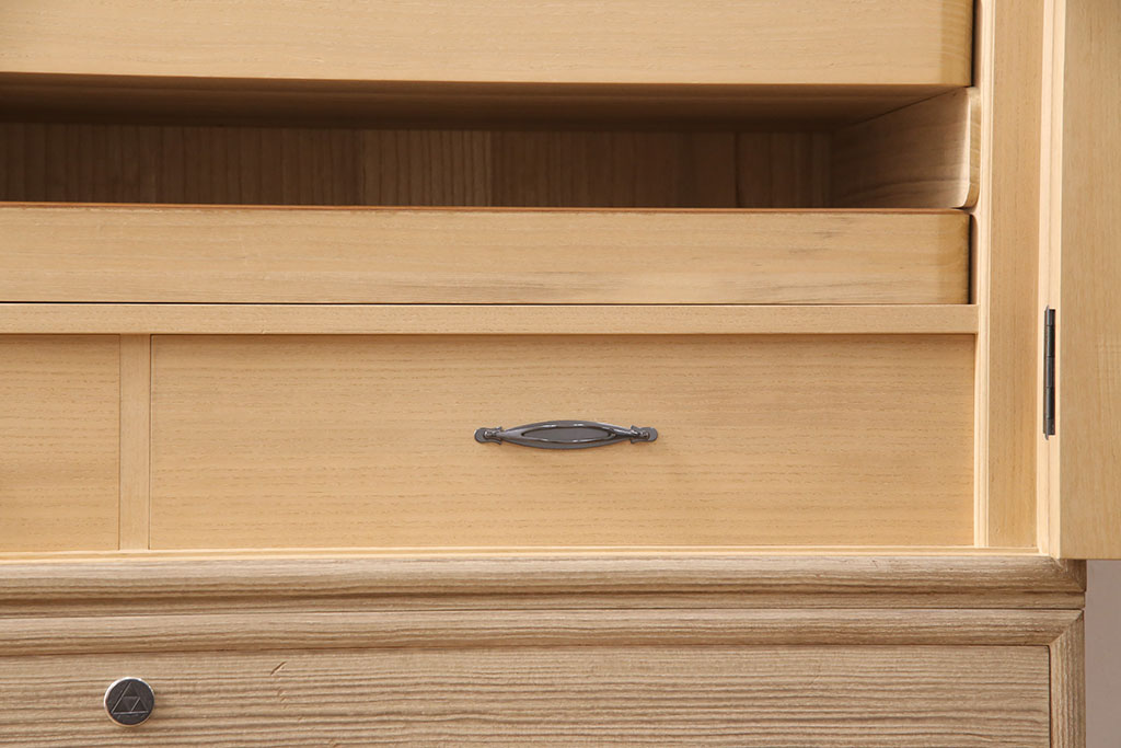 中古　国産　控えめな意匠が品の良さを漂わせる衣装盆付き総桐箪笥(並厚、四方丸)(衣装箪笥、着物箪笥、和タンス、桐たんす)(定価約90万円)(R-051143)