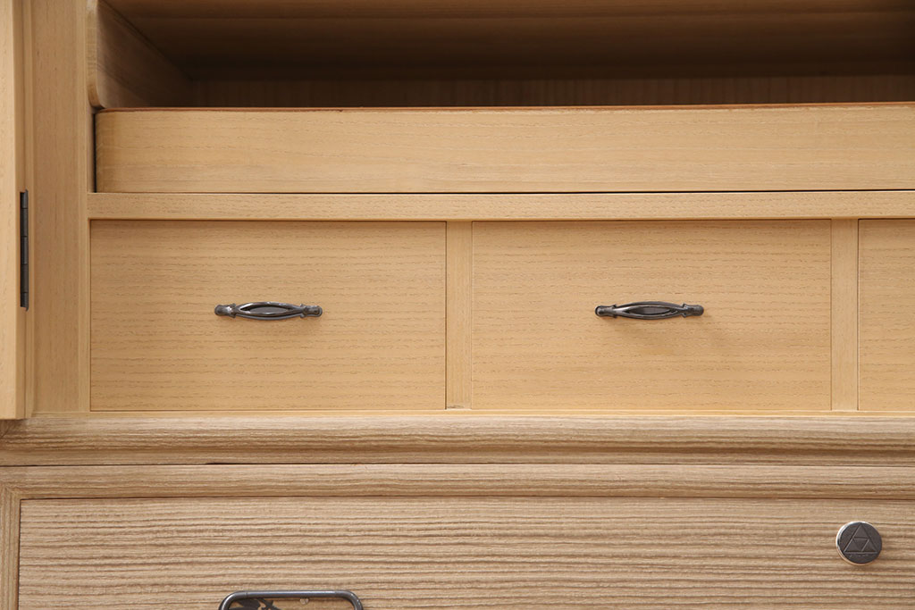 中古　国産　控えめな意匠が品の良さを漂わせる衣装盆付き総桐箪笥(並厚、四方丸)(衣装箪笥、着物箪笥、和タンス、桐たんす)(定価約90万円)(R-051143)