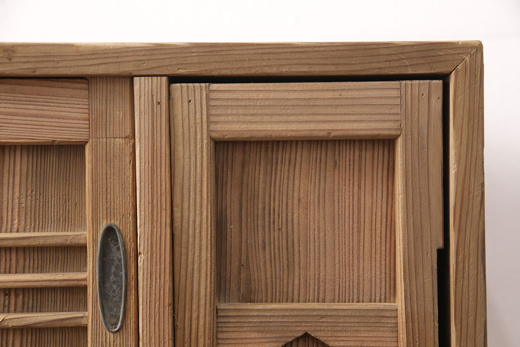 昭和初期　素朴な木味が魅力!凝った扉の造りが純和風の雰囲気を高める下駄箱(収納棚、靴箱、戸棚)(R-051183)