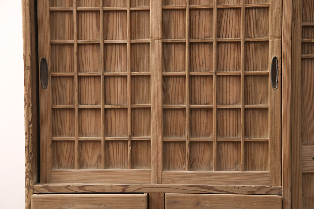 昭和初期　素朴な木味が魅力!凝った扉の造りが純和風の雰囲気を高める下駄箱(収納棚、靴箱、戸棚)(R-051183)