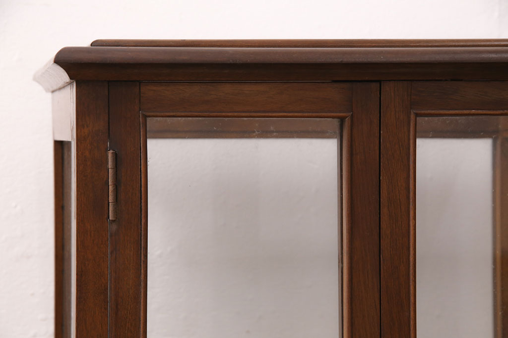 アンティーク家具　カバ材　扉がおしゃれな雰囲気を高める卓上ガラスケース(ショーケース、陳列棚、飾り棚)(R-051213)