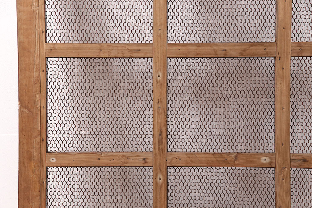 アンティーク建具　明治大正期　ヒノキ材　腰板ケヤキ材　亀甲金網付き　和の貫録を感じさせる格子蔵戸(きつね格子、狐格子、玄関戸、玄関ドア、引き戸、格子戸、マス目、升目)(R-051230)