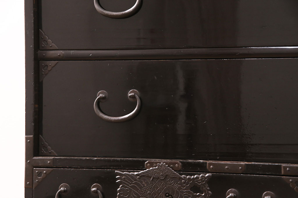 和製アンティーク　美品　総桐材　和の風格漂う黒漆塗りが魅力の庄内箪笥(時代箪笥、重ね箪笥、引き出し)(R-051237)