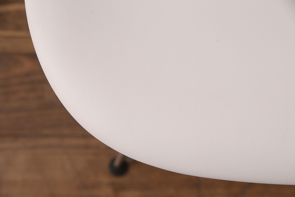 中古　Hermanmiller(ハーマンミラー社)　イームズ　ワイヤーベース　スタイリッシュなデザインが魅力!おしゃれなインテリアとして活躍するシェルチェア(サイドチェア、椅子)(R-051248)