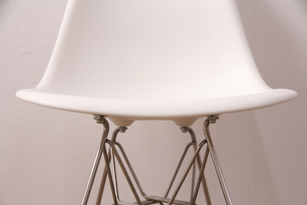 中古　Hermanmiller(ハーマンミラー社)　イームズ　ワイヤーベース　スタイリッシュなデザインが魅力!おしゃれなインテリアとして活躍するシェルチェア(サイドチェア、椅子)(R-051248)