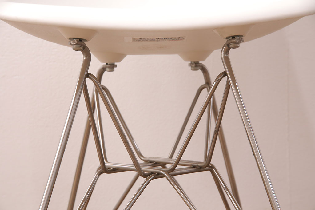 中古　Hermanmiller(ハーマンミラー社)　イームズ　ワイヤーベース　スタイリッシュなデザインが魅力!おしゃれなインテリアとして活躍するシェルチェア(サイドチェア、椅子)(R-051248)