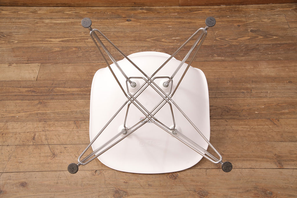 中古　Hermanmiller(ハーマンミラー社)　イームズ　ワイヤーベース　スタイリッシュなデザインが魅力!おしゃれなインテリアとして活躍するシェルチェア(サイドチェア、椅子)(R-051248)