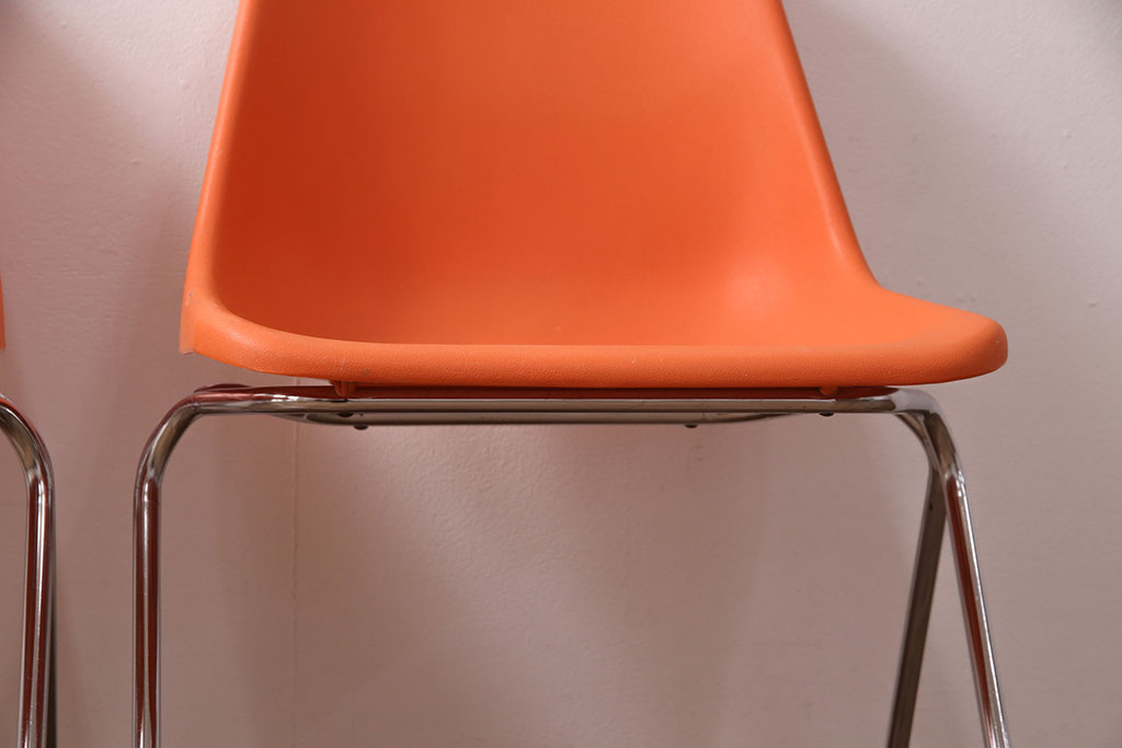 ヴィンテージ家具　北欧ビンテージ　スウェーデン　OVERMAN社製　鮮やかなオレンジカラーが空間のアクセントになるポリプロップスチェア2脚セット(スタッキングチェア、会議用チェア、オフィスチェア、ビンテージ)(R-051249)