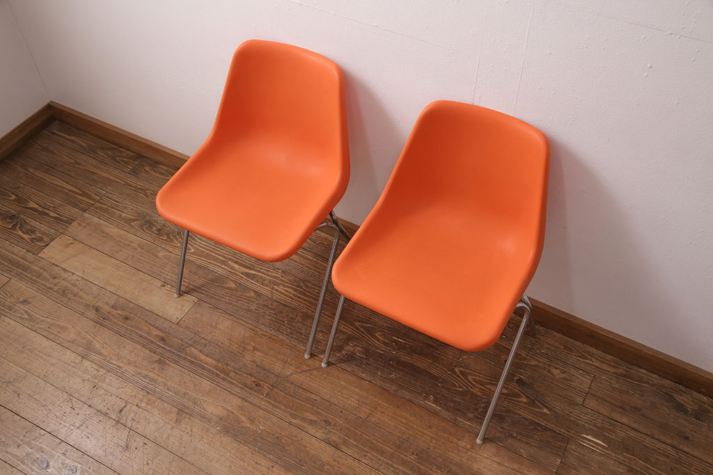 ヴィンテージ家具 北欧ビンテージ スウェーデン OVERMAN社製 鮮やかなオレンジカラーが空間のアクセントになるポリプロップスチェア2脚セット( スタッキングチェア、会議用チェア、オフィスチェア、ビンテージ)(R-051250) ラフジュ工房