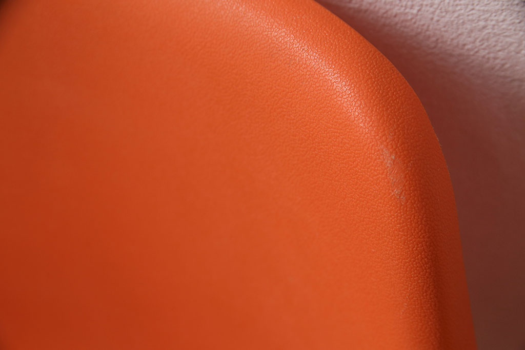 ヴィンテージ家具　北欧ビンテージ　スウェーデン　OVERMAN社製　鮮やかなオレンジカラーが空間のアクセントになるポリプロップスチェア2脚セット(スタッキングチェア、会議用チェア、オフィスチェア、ビンテージ)(R-051250)