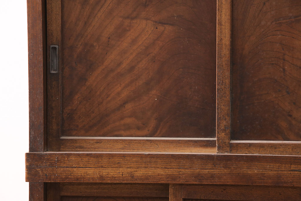 アンティーク家具　昭和初期　前面ケヤキ材　木の温もりそのままに、和の趣あふれる関東水屋箪笥(重ね箪笥、収納棚、食器棚、戸棚、キャビネット)(R-051280)