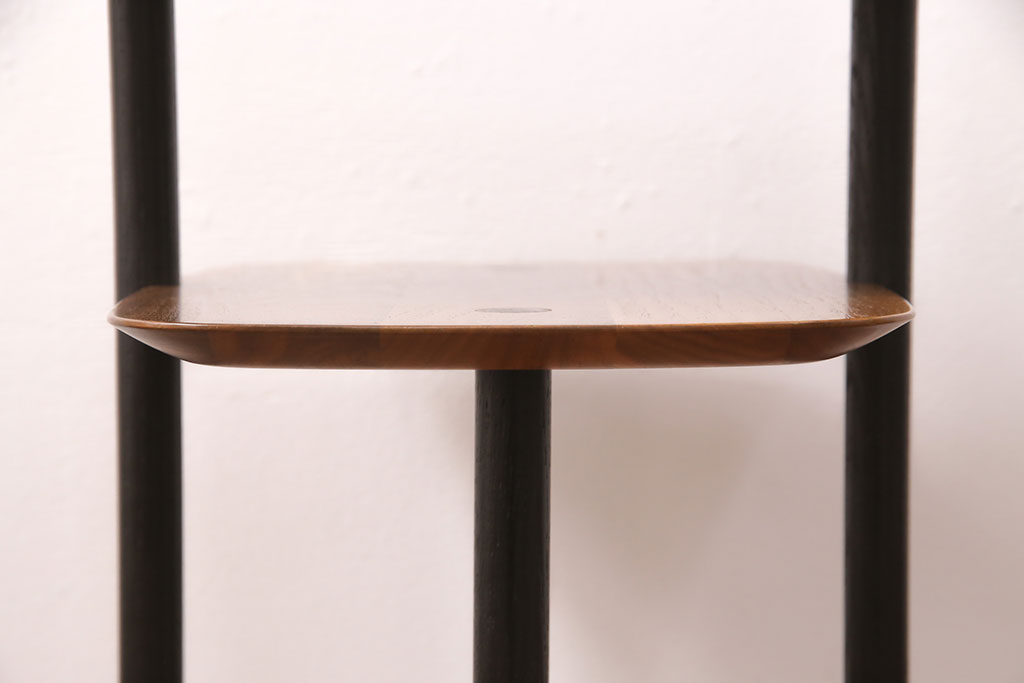 中古　美品　ドリームベッド　スタイリッシュなデザインが魅力的なサイドテーブル(ナイトテーブル)(R-051304)