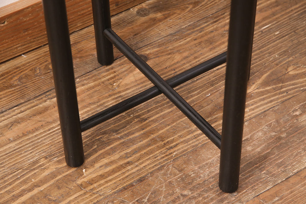 中古　美品　ドリームベッド　スタイリッシュなデザインが魅力的なサイドテーブル(ナイトテーブル)(R-051304)