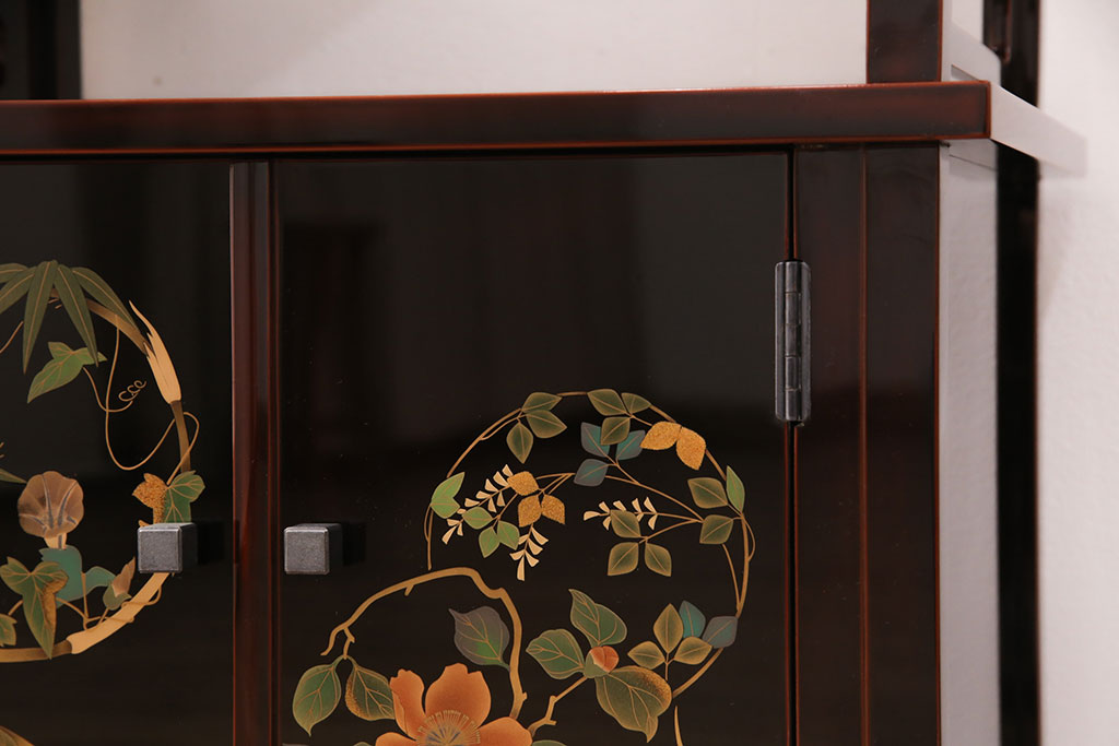 中古　美品　伝統工芸家具　寿斎作　漆塗りと金彩色絵花図がエレガントな雰囲気を演出する茶棚(飾り棚、収納棚)(輪島塗り)(R-051310)