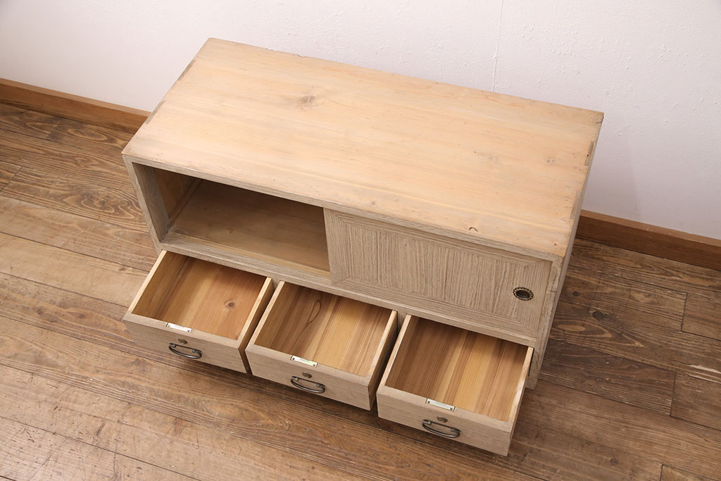 アンティーク家具　昭和初期　明るい色味で上品な雰囲気を醸しだす桐箪笥ローボード(リビングボード、収納棚、テレビ台、テレビボード、桐たんす)(R-051340)