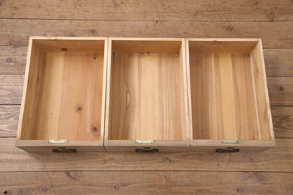 アンティーク家具　昭和初期　明るい色味で上品な雰囲気を醸しだす桐箪笥ローボード(リビングボード、収納棚、テレビ台、テレビボード、桐たんす)(R-051340)