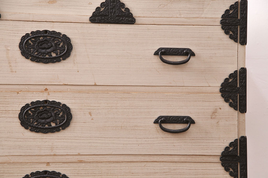 中古　国産　手造り　明るい木肌に黒い金具が映える総桐箪笥(衣装箪笥、和タンス、引き出し、チェスト、桐たんす)(R-051360)