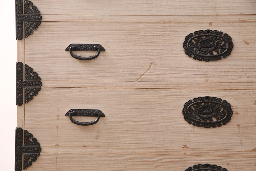 中古　国産　手造り　明るい木肌に黒い金具が映える総桐箪笥(衣装箪笥、和タンス、引き出し、チェスト、桐たんす)(R-051360)