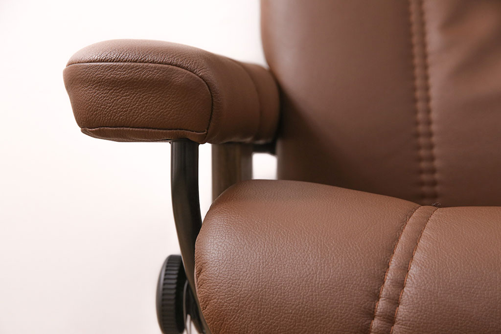 中古　展示美品　2019年製　本革　EKORNES(エコーネス)　コンサルシリーズ　Sサイズ　オットマン付きストレスレスチェア(リクライニングチェア、一人掛けソファ、アームチェア)(定価約22万円)(R-051383)