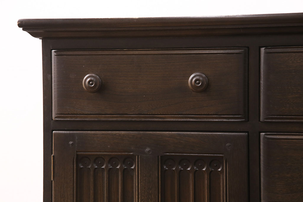 イギリスヴィンテージ　ビンテージ家具　ERCOL(アーコール)　クラシカルな佇まいが魅力的な希少モデルのサイドボード(収納棚、戸棚、キャビネット)(R-051407)