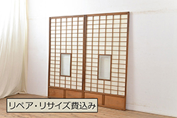 格子帯戸3枚をリペア&カスタム!ご希望に合わせてリサイズし、収納用の開き戸として加工。既存引手は埋め木処理し、ガラスは当店オリジナルの麻の葉紋様ガラスへ交換。剥離処理は行わず色味は当店商品を参考に着色。(板戸、建具、引き戸)