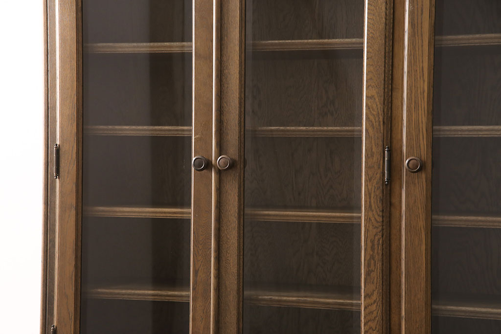 中古　美品　北海道旭川家具　和光　オークハウスシリーズ　 絶版品!扉の装飾が目を惹くオーク材製のキャビネット(食器棚、収納棚、陳列棚、カップボード)(R-051446)