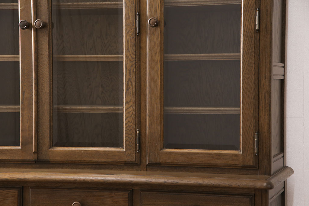 中古　美品　北海道旭川家具　和光　オークハウスシリーズ　絶版品!扉の装飾が目を惹くオーク材製のキャビネット(食器棚、収納棚、陳列棚、カップボード)(R-051446)