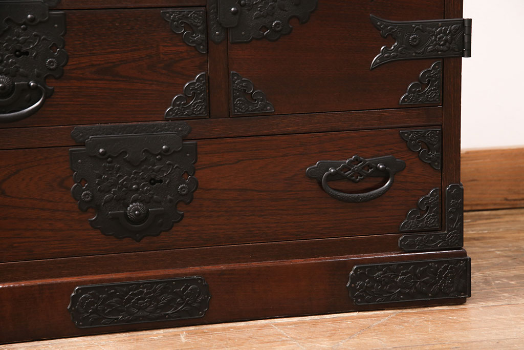 中古　美品　国産　手造り　ケヤキ・桐　上質な和の空間づくりにおすすめの民芸箪笥(収納箪笥、小タンス、リビングボード)(R-051470)