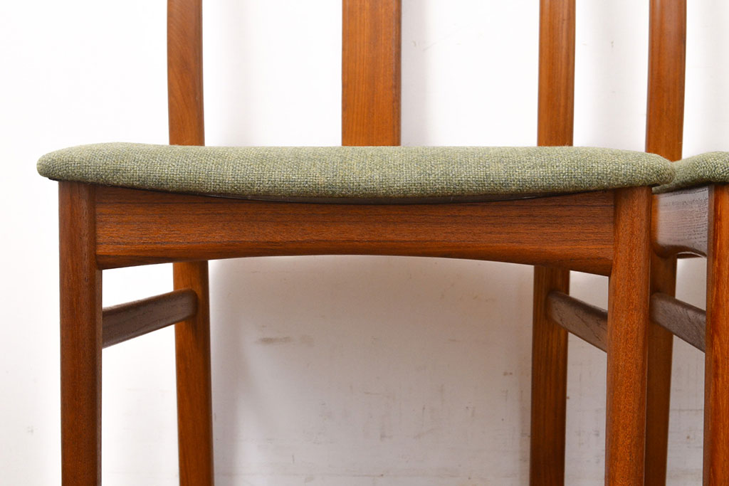 デンマークヴィンテージ　チーク材　丸味を帯びたデザインが温かみを感じるダイニングチェア4脚セット(椅子、イス、ビンテージ、北欧)(R-051505)
