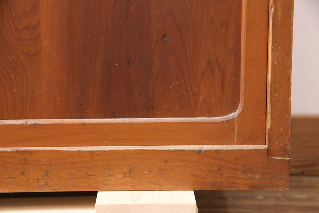 和製アンティーク　ヒノキ材　様々な使い方ができる、シンプルなつくりの戸棚(キャビネット、収納棚、下駄箱)(R-051551)