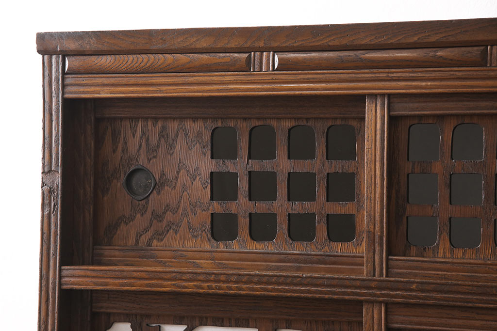 和製アンティーク　桑材　情緒あふれる透かし彫りが目を惹く、凝った作りの二段重ね収納棚(食器棚、キャビネット、水屋箪笥)(R-051592)