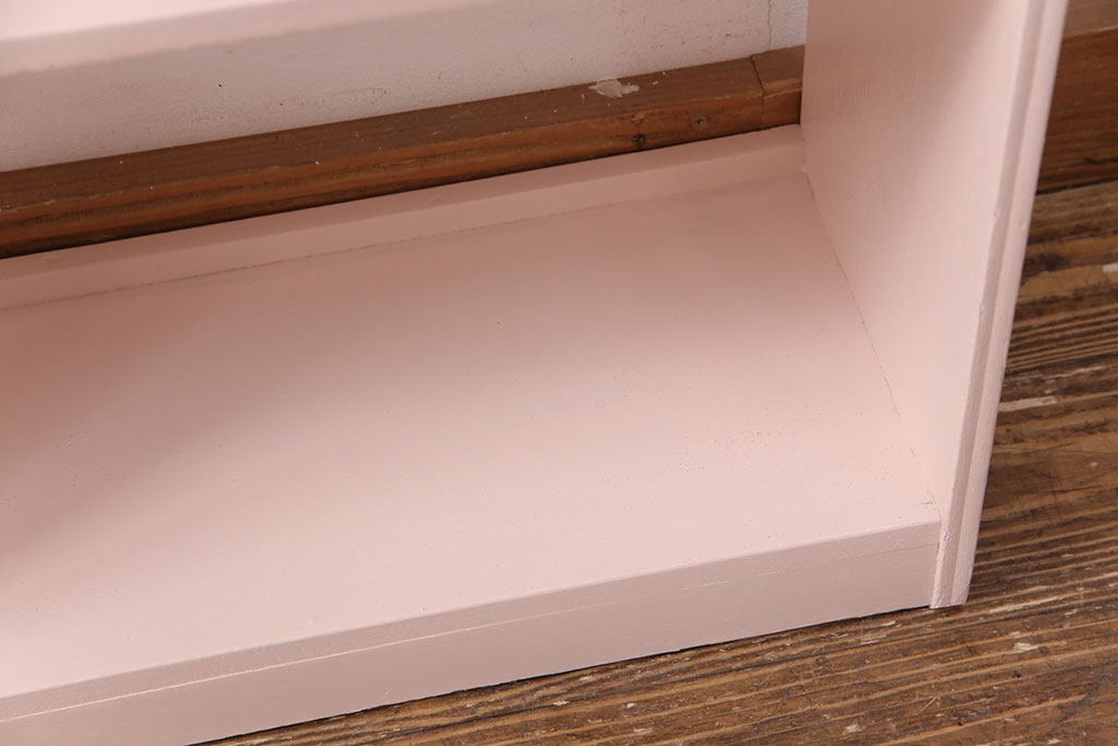 和製アンティーク　ペイント家具　桜色のペイントカラーが可愛らしい、卓上でも使える飾り棚(収納棚、陳列棚、ラック、本棚、店舗什器)(R-051631)