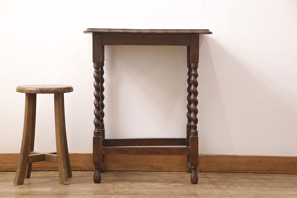 イギリスアンティーク　オーク材　ツイストレッグと天板の縁のデザインがお洒落なサイドテーブル(飾り台)(R-051643)