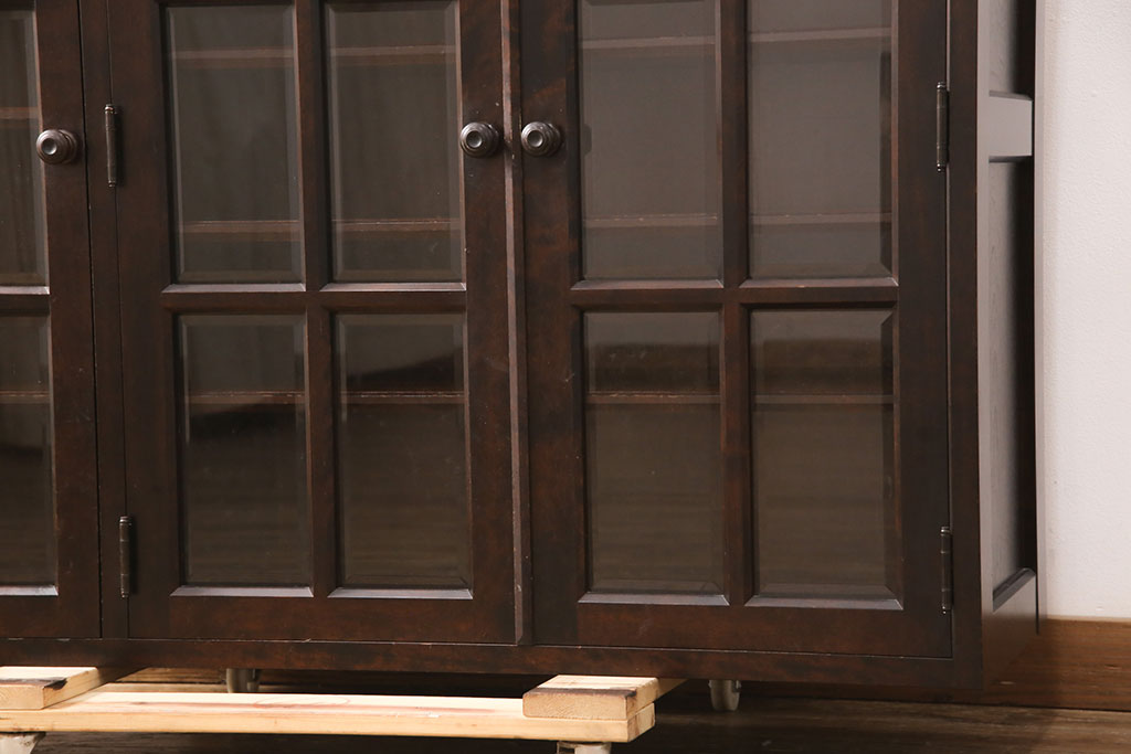 中古　北海道民芸家具　脚または台輪を付けてリメイク!品のある佇まいのキャビネット(食器棚、飾り棚、収納棚、本箱、ブックケース、サイドボード、サイドキャビネット)(R-051657)