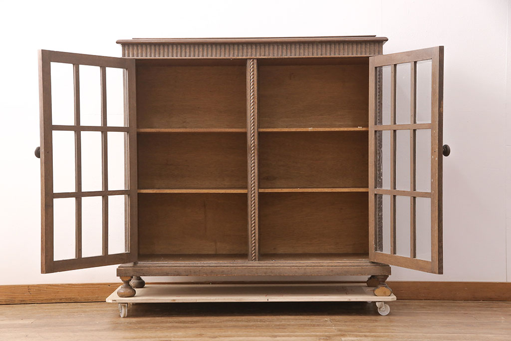 和製ヴィンテージ　神戸洋家具　西洋風のクラシカルな佇まいがお洒落なナラ材製キャビネット(サイドボード、ブックケース、収納棚)(R-051674)