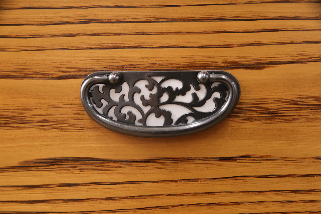 中古　美品　三越百貨店取扱い　手作り国産家具　民芸家具　栗材の明るい色合いとくっきりとした木目が魅力の民芸箪笥(チェスト、引き出し、サイドチェスト、ローボード)(R-051682)