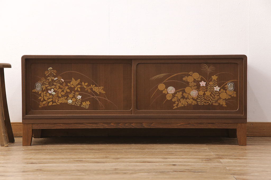 中古　極上美品　脚付きリメイク　金蒔絵と螺鈿が素晴らしい!落ち着いた佇まいが魅力のローボード(テレビ台、テレビボード、収納棚、リビングボード)(R-051726)