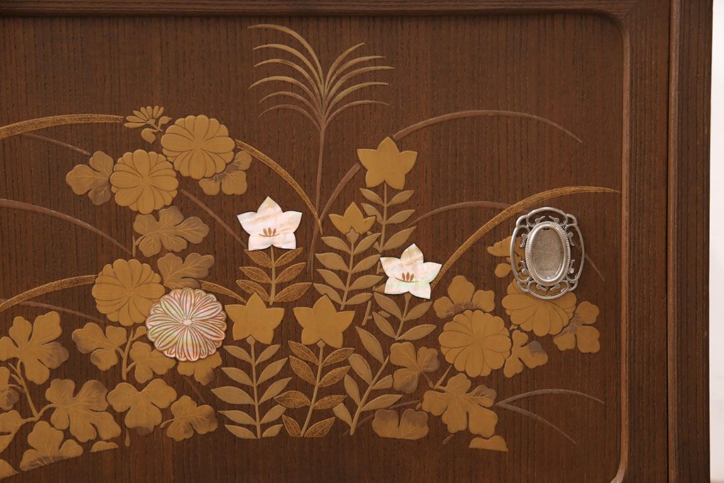 中古　極上美品　脚付きリメイク　金蒔絵と螺鈿が素晴らしい!落ち着いた佇まいが魅力のローボード(テレビ台、テレビボード、収納棚、リビングボード)(R-051726)