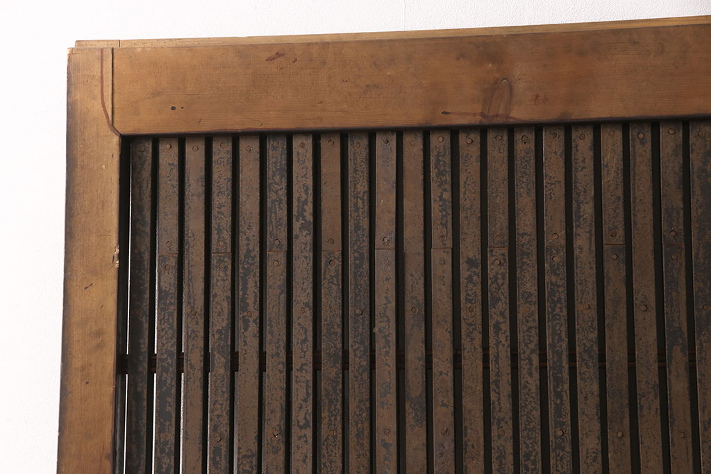 アンティーク建具　ヒノキ材・腰板ケヤキ材　上品さと重厚感を兼ね備えた富山蔵戸1枚(格子蔵戸、玄関戸、玄関ドア、引き戸)(R-051730)